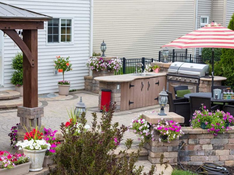 10 Must-Have Features for Your Outdoor Kitchen Project