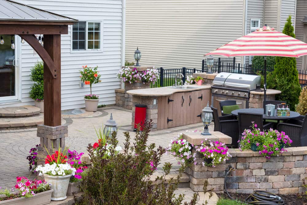 10 Must-Have Features for Your Outdoor Kitchen Project
