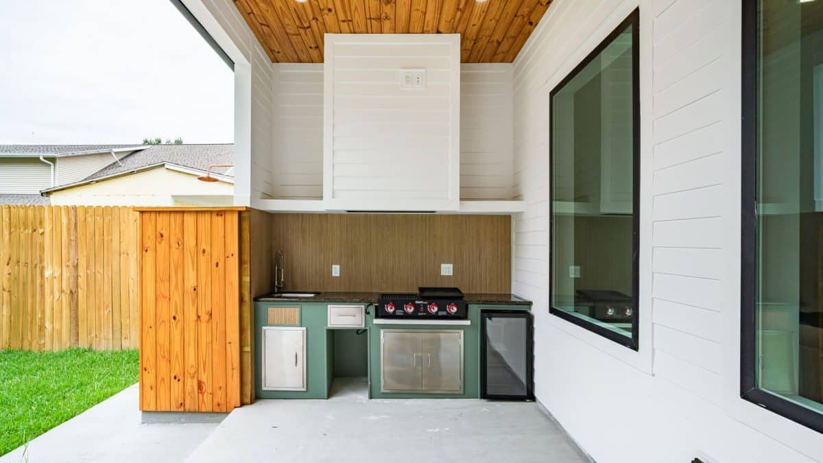 Retractable vs. Fixed Awnings for New Orleans Patios: What Handles Our Humidity