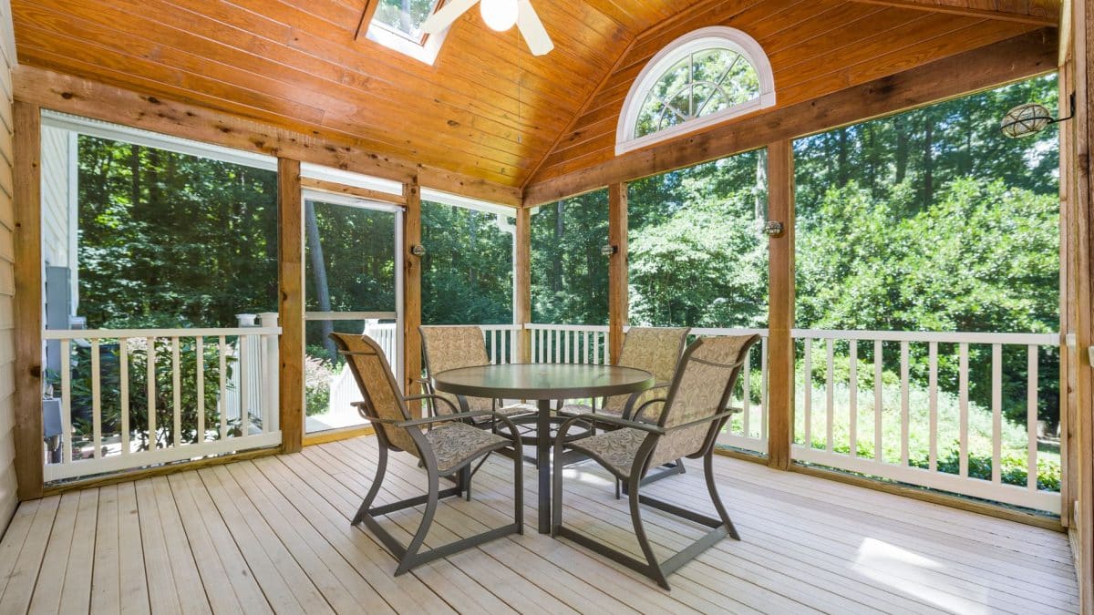 Does a Screened-In Porch Count as Square Footage in Kenner?